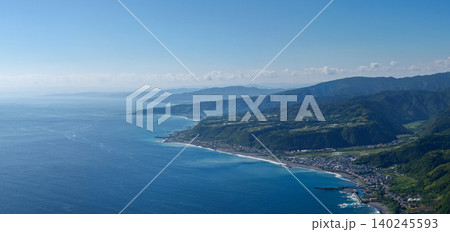 光に包まれた高知県東南部の入り江と海岸集落 140245593