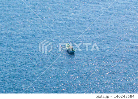 きらめく海面に浮かぶ小型船の空撮風景 きらめく海面に浮かぶ小型船の空撮風景 140245594
