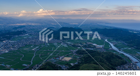高知県中央部の田園地帯と山並みを望む夕景 高知県中央部の田園地帯と山並みを望む夕景 140245601