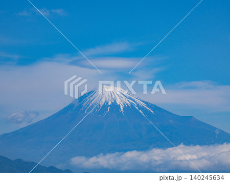 春の青空と白い雲と冠雪した富士山 春の青空と白い雲と冠雪した富士山 140245634