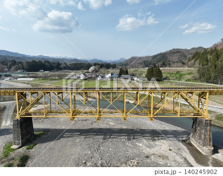 【空撮】土木遺産・一ノ戸川橋りょうと飯豊連峰(福島県) 【空撮】土木遺産・一ノ戸川橋りょうと飯豊連峰(福島県) 140245902