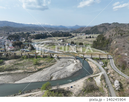 【空撮】土木遺産・一ノ戸川橋りょうと飯豊連峰(福島県) 【空撮】土木遺産・一ノ戸川橋りょうと飯豊連峰(福島県) 140245904