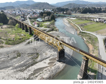 【空撮】土木遺産・一ノ戸川橋りょうと飯豊連峰(福島県) 【空撮】土木遺産・一ノ戸川橋りょうと飯豊連峰(福島県) 140245905