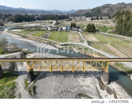 【空撮】土木遺産・一ノ戸川橋りょうと飯豊連峰(福島県) 【空撮】土木遺産・一ノ戸川橋りょうと飯豊連峰(福島県) 140245906