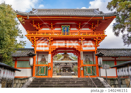 京都東山　新日吉神宮（いまひえじんぐう）新日吉神社　平安時代後白河上皇による創建　楼門（神門） 140246151