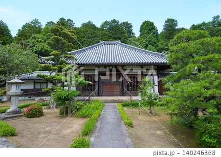 滋賀県甲賀市にある大池寺の本堂【6月】 滋賀県甲賀市にある大池寺の本堂【6月】 140246368