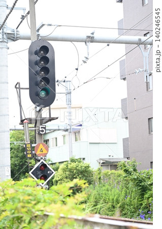 市街地の踏切信号機と線路 140246545