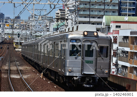 新今宮に到着する南海高野線 6000系 復刻デザイン 新今宮に到着する南海高野線 6000系 復刻デザイン 140246901