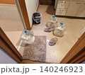 縁側に置かれたペットボトル 140246923