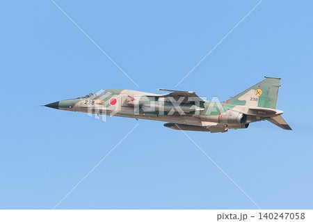 上昇する航空自衛隊F-1戦闘機 上昇する航空自衛隊F-1戦闘機 140247058