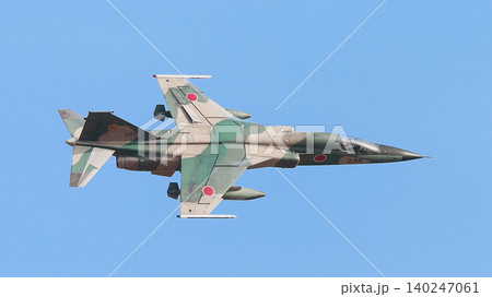 急旋回する航空自衛隊F-1戦闘機 急旋回する航空自衛隊F-1戦闘機 140247061