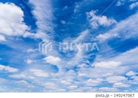 梅雨まじかの雲が多い夏空 梅雨まじかの雲が多い夏空 140247067