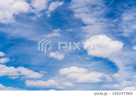 梅雨まじかの雲が多い夏空 梅雨まじかの雲が多い夏空 140247069