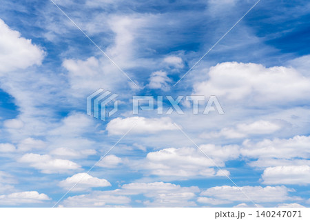 梅雨まじかの雲が多い夏空 梅雨まじかの雲が多い夏空 140247071