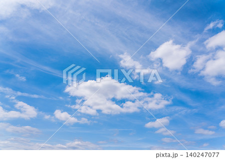 梅雨まじかの雲が多い夏空 140247077