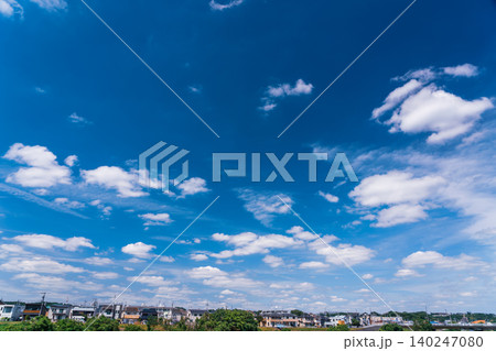 梅雨まじかの雲が多い夏空 梅雨まじかの雲が多い夏空 140247080