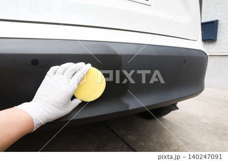 車の未塗装樹脂バンパーの劣化をコーティング剤で復活させる様子 車の未塗装樹脂バンパーの劣化をコーティング剤で復活させる様子 140247091