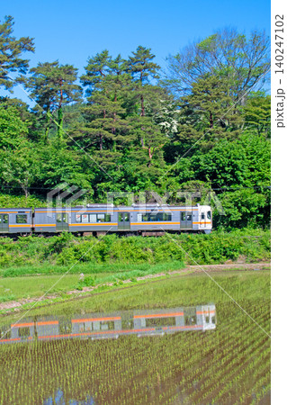 晴天の下、新緑の飛騨一ノ宮を走る普通列車 晴天の下、新緑の飛騨一ノ宮を走る普通列車 140247102
