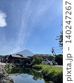 青空と白い雲と池 140247267