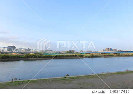 神奈川県・川崎市・多摩川河川敷から眺める多摩川緑地公園方面の景色 神奈川県・川崎市・多摩川河川敷から眺める多摩川緑地公園方面の景色 140247413