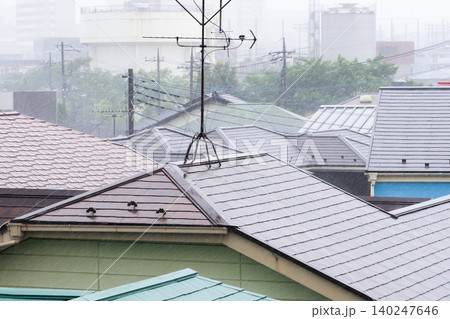 住宅の屋根に激しく降り注ぐ豪雨 住宅の屋根に激しく降り注ぐ豪雨 140247646