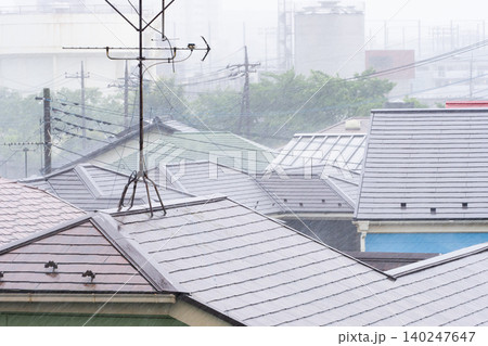 住宅の屋根に激しく降り注ぐ豪雨 住宅の屋根に激しく降り注ぐ豪雨 140247647