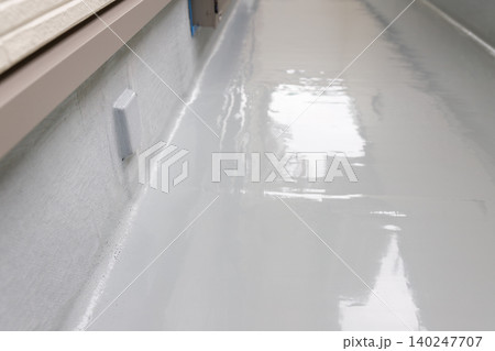 ベランダ防水工事で立上りの脱気盤とメッシュ。ベランダリフォーム工事 ベランダ防水工事で立上りの脱気盤とメッシュ。ベランダリフォーム工事 140247707