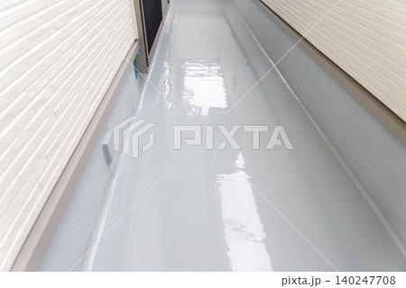 ウレタン塗装をしたベランダの防水工事。艶のある塗膜。 ウレタン塗装をしたベランダの防水工事。艶のある塗膜。 140247708