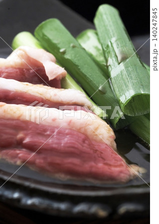 鴨肉の薄切りと青ネギ 鴨肉の薄切りと青ネギ 140247845