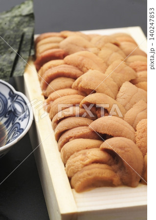 新鮮な高級食材の生ウニと海苔 新鮮な高級食材の生ウニと海苔 140247853