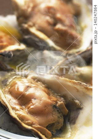 殻付きの焼き牡蠣 湯気 殻付きの焼き牡蠣 湯気 140247864
