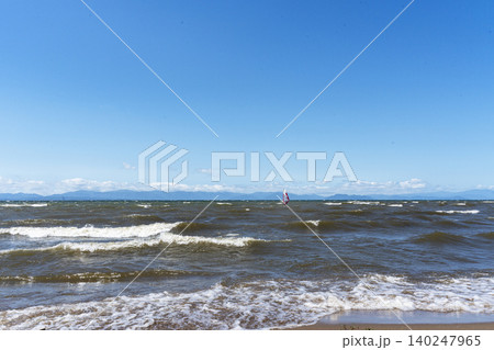 強風の日の琵琶湖の白波風景 強風の日の琵琶湖の白波風景 140247965