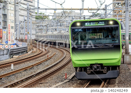 山手線、御徒町駅付近を走るE235系電車 山手線、御徒町駅付近を走るE235系電車 140248249
