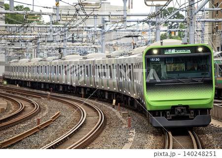 山手線、御徒町駅付近を走るE235系電車 山手線、御徒町駅付近を走るE235系電車 140248251