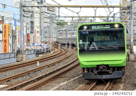 山手線、御徒町駅付近を走るE235系電車 山手線、御徒町駅付近を走るE235系電車 140248252