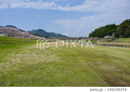 島根県 富田川の河川敷を利用した運動場 島根県 富田川の河川敷を利用した運動場 140248259