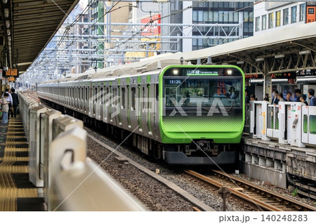 山手線、御徒町駅に進入するE235系電車 山手線、御徒町駅に進入するE235系電車 140248283