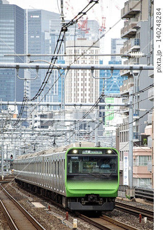山手線、御徒町駅付近を走るE235系電車 山手線、御徒町駅付近を走るE235系電車 140248284