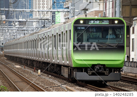 山手線、御徒町駅付近を走るE235系電車 山手線、御徒町駅付近を走るE235系電車 140248285