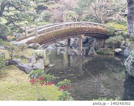 静寂に包まれた日本庭園の木橋 140248302