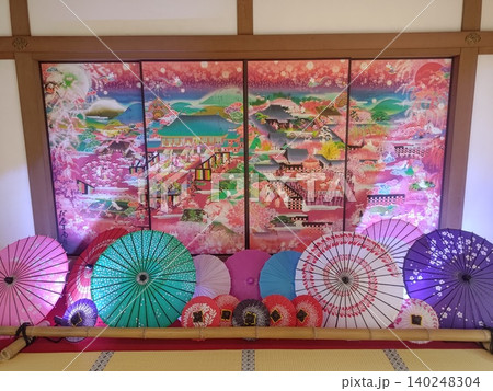 和傘と襖絵が彩る華やかな和の展示 和傘と襖絵が彩る華やかな和の展示 140248304