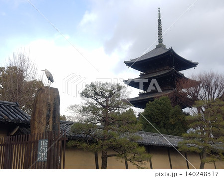 五重塔と石碑に佇むサギの風景 五重塔と石碑に佇むサギの風景 140248317
