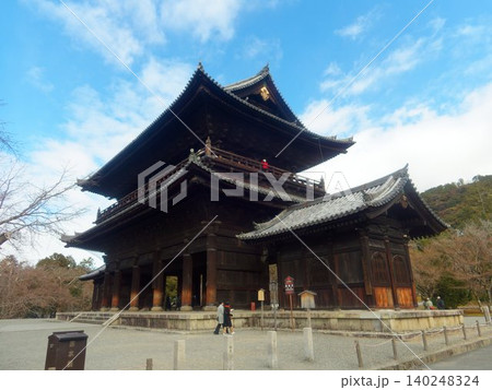 青空に映える京都の木造寺院門 140248324