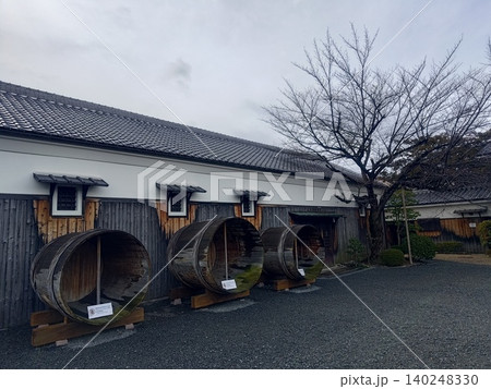 木桶が並ぶ伝統的な酒蔵の外観 木桶が並ぶ伝統的な酒蔵の外観 140248330