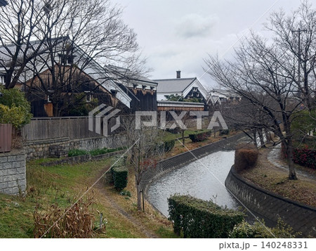 川沿いに並ぶ酒蔵の街並み 140248331