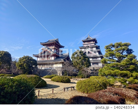 青空に映える日本の城と庭園 青空に映える日本の城と庭園 140248334