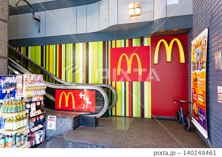 マクドナルド 調布北口店の入口　東京都調布市布田 140248461