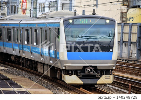 京浜東北線、御徒町駅付近を走るE233系電車 140248729
