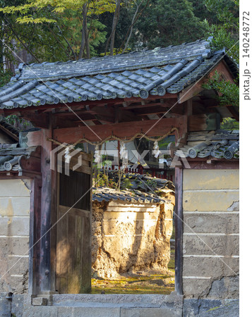 神社の古い門と土塀 140248772