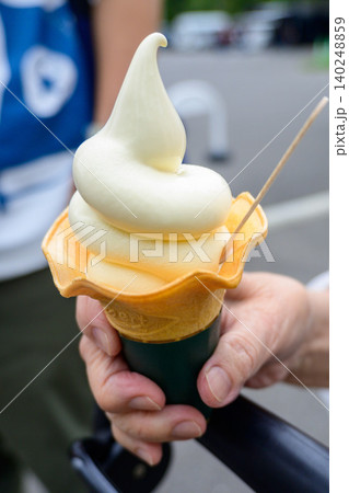 屋外の観光地で手に持つ冷たくて美味しそうなソフトクリーム 屋外の観光地で手に持つ冷たくて美味しそうなソフトクリーム 140248859